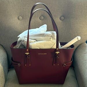 New Michael Kors Voyager Tote retail $258